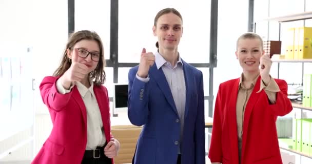 Unga Anställda Kontoret Visar Upp Ett Finger Närbild Framgångsrikt Slutförande — Stockvideo