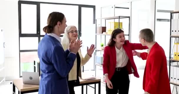 Kollégák Irodában Örvendeznek Tapsolnak Közelről Kollégák Gratulációja Emeléssel — Stock videók