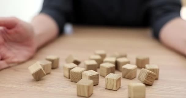 Mãos Jogar Cubos Madeira Sobre Mesa Close Jogo Intelectual Desenvolvimento — Vídeo de Stock