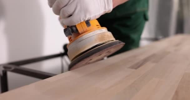 Polerka Poleruje Drewnianą Deskę Zbliżenie Gładka Powierzchnia Przygotowanie Drewna Spowolnienie — Wideo stockowe