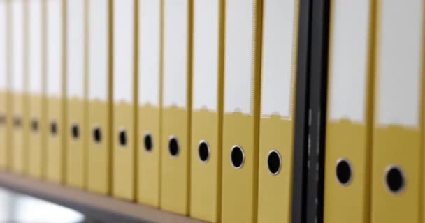 Carpetas Amarillas Fila Rack Cerca Optimización Del Almacenamiento Documentos Oficina — Vídeos de Stock