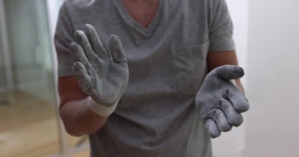 Meester Het Bouwen Van Handschoenen Klapt Zijn Handen Close Bouwstof — Stockvideo