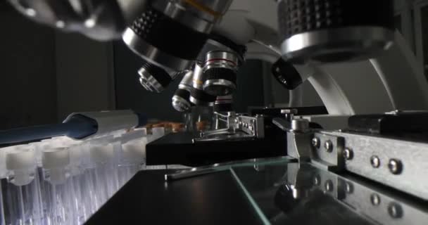 实验室显微镜的黑色镜片 大学的科学设备 — 图库视频影像