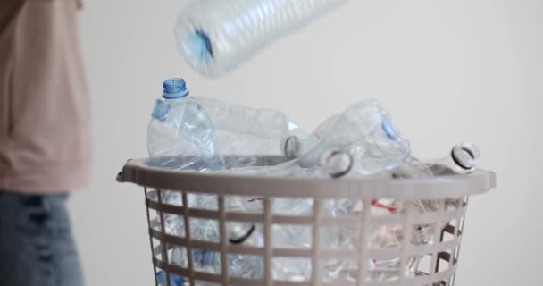 Hand Wirft Plastikflasche Mülleimer Nahaufnahme Film Zeitlupe Getrenntes Abfallsammelkonzept — Stockvideo