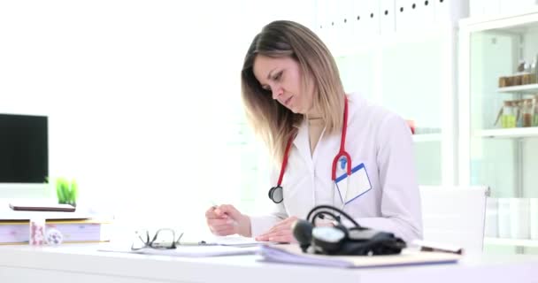 Ärztin Entfernt Stethoskop Und Verlässt Arbeitsplatz Klinik Film Konzept Zum — Stockvideo