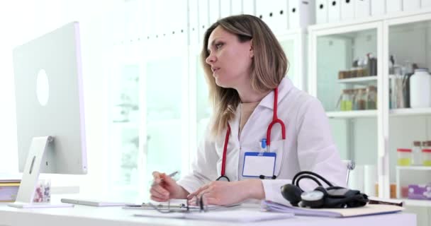 Doktor Internetteki Klinik Tavsiyeleri Görmezden Geliyor Film Yazıyor Tıbbi Personel — Stok video