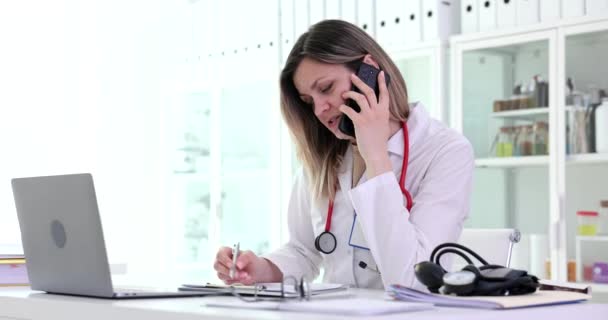 Doktor Therapeut Führt Telefonische Beratung Mit Patient Film Ferndiagnose Und — Stockvideo