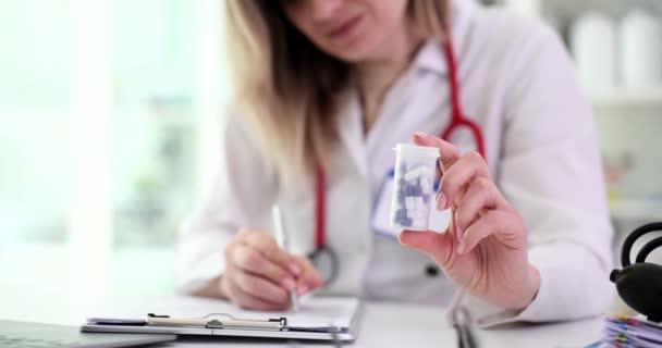 Médecin Écrivant Prescription Tenant Pot Médecine Gros Plan Film Ralenti — Video