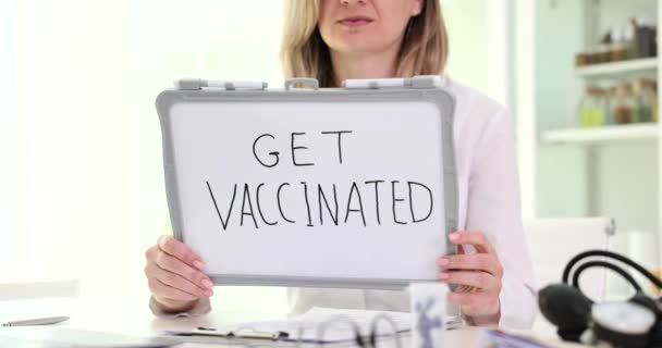 Doktor Drží Nápis Rukou Nápisem Dostat Vakcinované Detailní Film Zpomalení — Stock video
