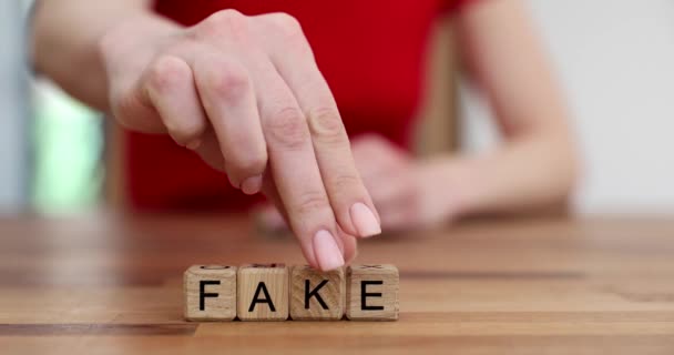Handwechselnde Buchstaben Auf Holzklötzen Wort Fake Tatsache Nahaufnahme Film Zeitlupe — Stockvideo