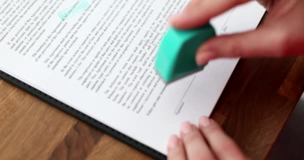Επιθεωρητής Χέρι Βάζοντας Πράσινη Σφραγίδα Της Έγκρισης Στο Έγγραφο Closeup — Αρχείο Βίντεο