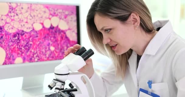 Cientista Químico Olhando Microscópio Frente Tela Com Amostra Tecido Histológico — Vídeo de Stock