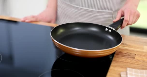 Cook Tavayı Koyuyor Ocağı Açıyor Lık Filmi Yavaş Çekimde Yakıyor — Stok video