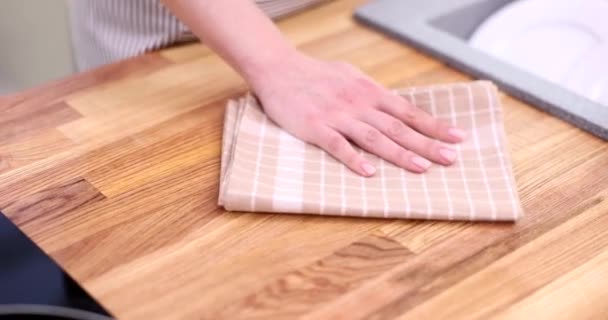 Hausfrau Wischt Arbeitsplatte Mit Handtuch Der Küche Nahaufnahme Film Zeitlupe — Stockvideo