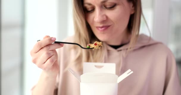 Karton Kutu Filmdeki Fast Food Yiyen Bir Kadın Yiyecek Teslimatı — Stok video