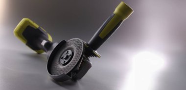 Gri arka planda diski olan profesyonel bir üçkağıtçı. Yapı aracı kavramı