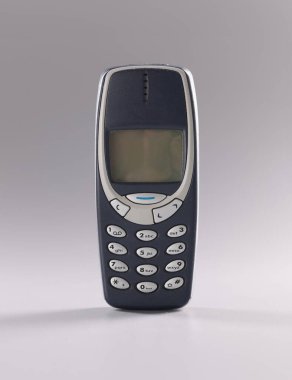 Georgia Tiflis 23 Haziran 2022: Gri arka planda orijinal Nokia 3310. Güvenilir kalite Alman cep telefonu kavramı