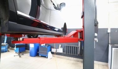 Araba servisinde asansörde. Araba servisi ve tamir konsepti