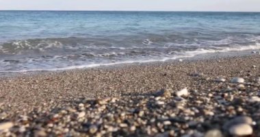 Su taşlardan ve deniz sahillerinden çekilir. Deniz sörfü ve kıyı konsepti