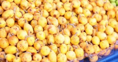 Pazarda bir sürü olgun, sarı armut var. Vejetaryen ve taze satış konsepti