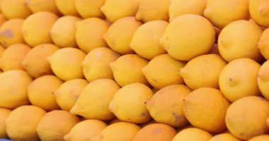 Piyasada bir sürü sulu, olgun limon var. C vitamini ve C vitamini ile sağlıklı organik tatlı yiyecekler.