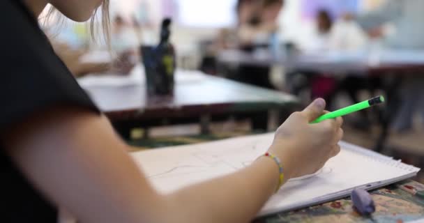 Человек Рисует Карандашом Рисует Эскизы Занятия Рисованию Детской Студии — стоковое видео