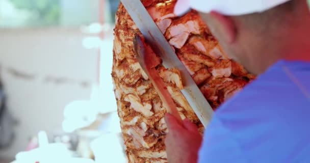 Chef Cuts Grilled Chicken Meat Rotating Spit Prepares Traditional Turkish — Wideo stockowe