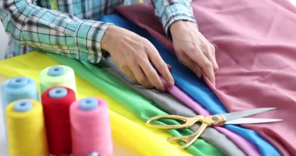 Sömmerska Väljer Tyger För Att Skräddarsy Kollektionen Kläder Flerfärgat Tygkoncept — Stockvideo