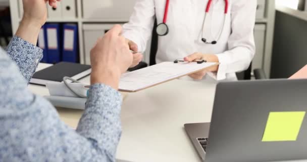 Doktorn Skickar Läkarintyg Till Patienten För Underskrift Begreppet Sjukförsäkring — Stockvideo
