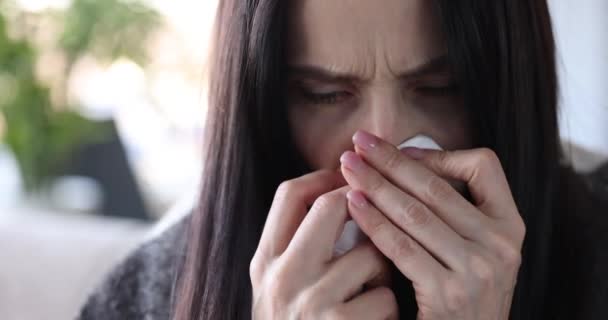 Mujer Goteando Spray Nasal Nariz Virus Gripe Concepto Médico — Vídeos de Stock