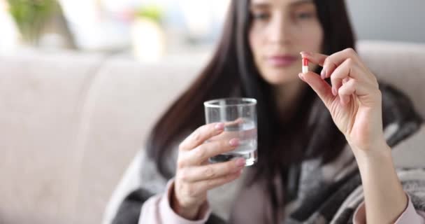 Μια Γυναίκα Κρατάει Ένα Χάπι Και Ένα Ποτήρι Νερό Έννοια — Αρχείο Βίντεο