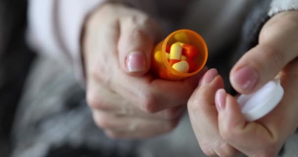 Vrouw Leegt Pillen Uit Pot Palm Gebruik Van Het Begrip — Stockvideo