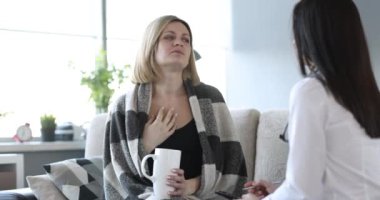 Doktor hasta öksürük hastasıyla evde iletişim kuruyor. Tıbbi ev hizmeti kavramı