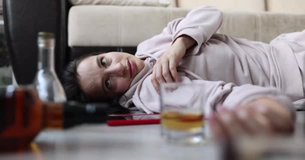 Пьяная Женщина Лежит Полу Бутылкой Алкоголя Концепция Женского Алкоголизма Депрессии — стоковое видео