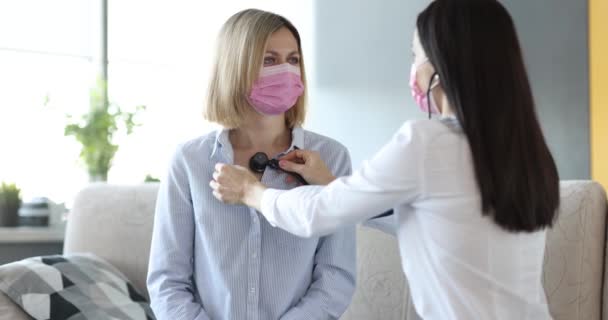 Médico Escucha Con Estetoscopio Los Pacientes Inhalar Máscara Casa Concepto — Vídeo de stock