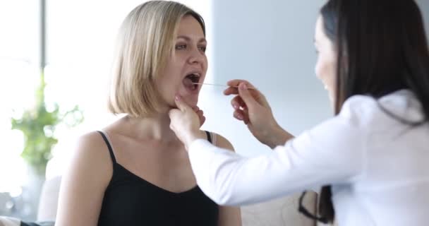 Orl Médecin Examine Gorge Patient Maison Concept Examen Larynx Trachée — Video