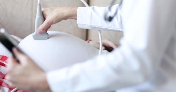 Mujer Embarazada Recibe Una Ecografía Casa Diagnósticos Tratamiento Del Concepto — Vídeos de Stock