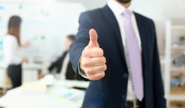 Erkek Kol Tamam göster veya ofis portre konferans sırasında onaylayın. Üst düzey ve kalitede ürün teklif iyi sembolü ifade mükemmel arabuluculuk çözüm mutlu istemci yaratıcı Danışmanı meslektaşım