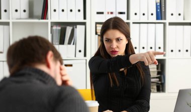 Kızgın diye bağıran patron ofis işyeri portre üzgün işçi işten çıkarma çıkmak için kol üzerine gelin. Kötü haber paketi ve taşıma eşya umutsuz insan kaynakları personel azaltma hr olsun üzgün vermek çuval kavramı