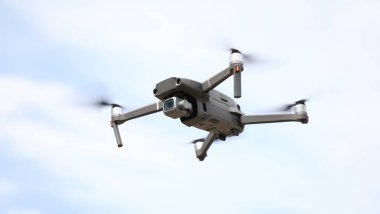 Drone gökyüzünde yakın çekimde uçuyor. Mesafe fotoğraf konsepti