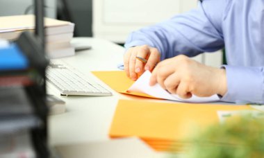 İş adamı tutun el sarı posta zarf gelen kutusu yazı kavramı arka plan