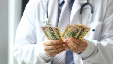 Doktorun erkek eli elindeki dolar bozdurdu. Tıbbi bozuk rüşvet kavramı