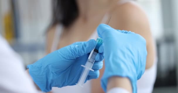 Paciente Que Detiene Médico Que Quiere Hacer Una Vacuna Contra — Vídeo de stock