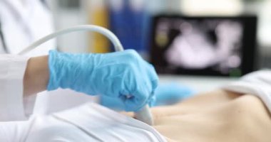 Doktor klinikteki 4K filminde kadın hastaya ultrason yapıyor. Erken hamilelik tanısı konsepti