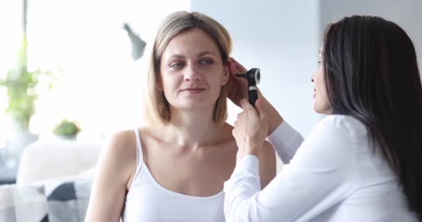 Doktor Otoskoplu Bir Kulakla Filmdeki Kadın Hastaya Bakıyor Mevsimsel Soğuk — Stok video