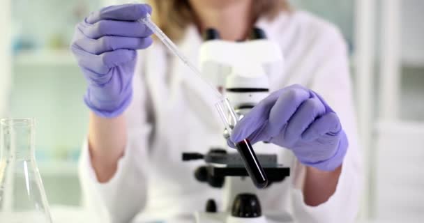 Bilim Adamı Cam Test Tüpüne Siyah Ham Yağ Damlatıyor Lastik — Stok video