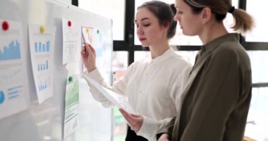 Meslektaşlar soruşturma kağıtlarına bakarak istatistikleri karşılaştırır. Kadınlar yavaş çekim iş optimizasyonu üzerine çalışan verileri analiz ederler
