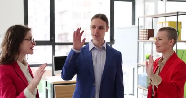 Rekan Rekan Yang Bahagia Dalam Pakaian Formal Memberikan Lima Besar — Stok Video