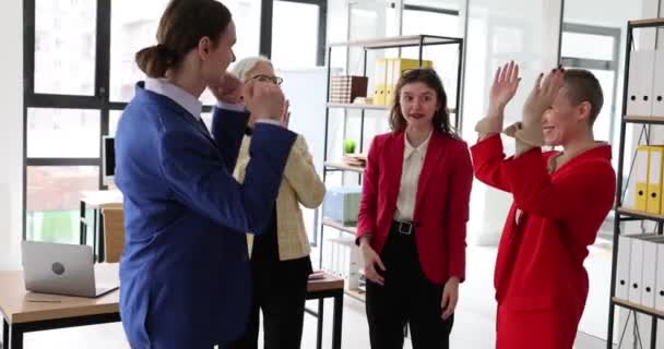Kantoormedewerkers Verheugen Zich Winstgevende Deal Met Belangrijke Klant Verrukte Jonge — Stockvideo