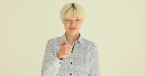 Smilende Kvinne Viser Tegn Godvilje Kvinnelig Person Mønstret Skjorte Med – stockvideo